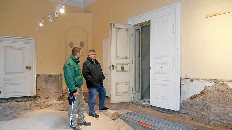 Der Museumsraum ist als solcher derzeit nicht mehr zu erkennen. Ebrachs Bürgermeister Max-Dieter Schneider (rechts) sieht sich auf der Baustelle um, auf der Thomas Schwarm namens der JVA die Bauleitung hat. Foto: Anette Schreiber