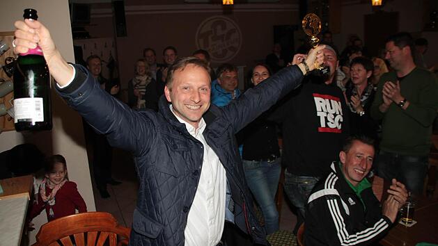 Sekt, Pokal und Siegerlächeln: Robert Bosch feierte gestern im TSC-Sportheim seinen Wahlsieg. Foto: Jürgen Gärtner