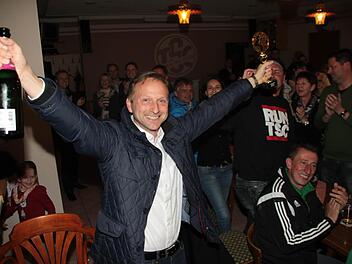 Sekt, Pokal und Siegerl&auml;cheln: Robert Bosch feierte gestern im TSC-Sportheim seinen Wahlsieg. Foto: J&uuml;rgen G&auml;rtner