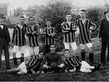 Die erste Mannschaft des 1. FC Herzogenaurach aus den 20er Jahren.  Fotos: Archiv G&auml;belein