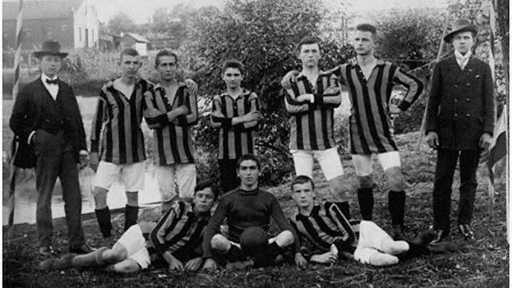 Die erste Mannschaft des 1. FC Herzogenaurach aus den 20er Jahren.  Fotos: Archiv G&auml;belein