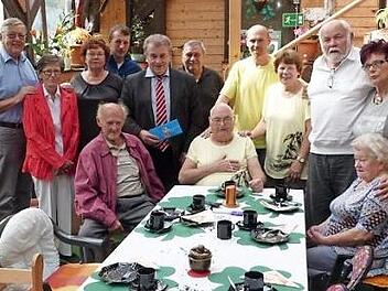 Uwe Schwiemann (sitzend, Mitte) mit Sohn Torsten und Ehefrau Erika (rechts daneben) sowie (von links) Viktor und Inge Preyer, Geli Kraus, Otmar Landmann, Horst Degelmann, Siegfried Beyer, Reinhold Kraus, Robert und Aloisia Schmidt sowie Eva Wittek.  Foto: Klaus-Peter Wulf