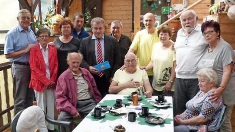 Uwe Schwiemann (sitzend, Mitte) mit Sohn Torsten und Ehefrau Erika (rechts daneben) sowie (von links) Viktor und Inge Preyer, Geli Kraus, Otmar Landmann, Horst Degelmann, Siegfried Beyer, Reinhold Kraus, Robert und Aloisia Schmidt sowie Eva Wittek.  Foto: Klaus-Peter Wulf