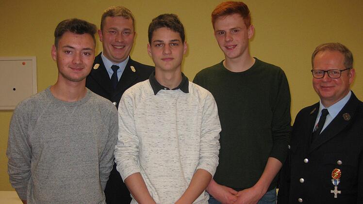 Einige Neuaufnahmen gab es bei Schönderlings Floriansjüngern (von links): Julian Brand, Marco Knüttel (1. Kommandant), Kilian Schaab, Dominik  Schäfer und Volker Wießner (Vorsitzender Feuerwehrverein). Foto: Beatrix Lieb