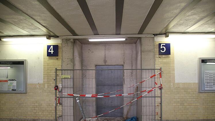 Der Aufzug zu den Gleisen 4 und 5 soll erst im dritten Quartal 2018 fertiggestellt werden, teilte die Bahn mit.  Foto: Simone Bastian