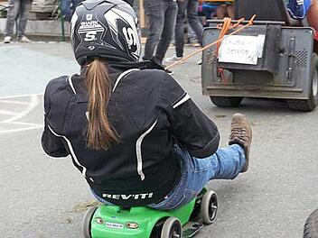 Die Bobbycar-fahrer konnten einen Shuttleservice nutzen. Geschicklichkeit war in den Kurven gefragt, die mit Seifenwasser präpariert waren. Fotos: Richard Sänger
