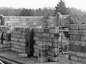 Im August 1969 begannen die Maurerarbeiten zum Schützenhausbau in Rothenkirchen. Als fleißige Handwerker sind zu sehen (vorne von links) die drei inzwischen verstorbenen Schützenmitglieder, Josef Mannhardt, Hans Fehn und Hans Zinner. Alle drei waren Ehrenmitglieder der SG.  Fotos/Repro: K.- H. Hofmann