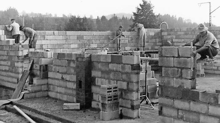 Im August 1969 begannen die Maurerarbeiten zum Schützenhausbau in Rothenkirchen. Als fleißige Handwerker sind zu sehen (vorne von links) die drei inzwischen verstorbenen Schützenmitglieder, Josef Mannhardt, Hans Fehn und Hans Zinner. Alle drei waren Ehrenmitglieder der SG.  Fotos/Repro: K.- H. Hofmann