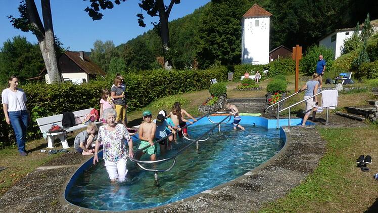 Margot Oschatz führt die Kleinen durch das Kneipp-Becken. Foto: Paul Pöhlmann