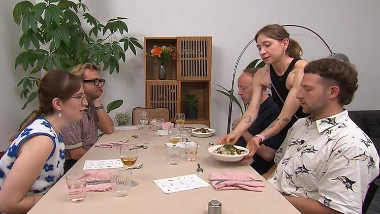 Dustin (rechts) feiert Maries Hauptgang zu wenig - dafür bekommt er Weinverbot.