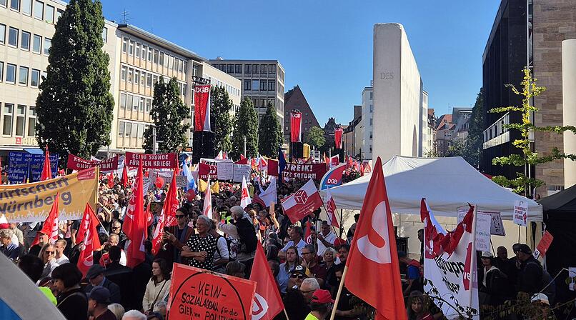 N&uuml;rnberg: 25.000 Menschen bei Gro&szlig;demo gegen Sozialabbau