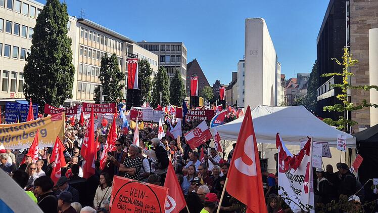N&uuml;rnberg: 25.000 Menschen bei Gro&szlig;demo gegen Sozialabbau