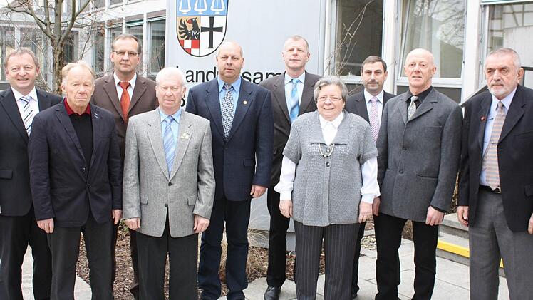 An neun Persönlichkeiten überreichte Landrat Bold (links) Verdienstmedaillen und Ehrenzeichen des Ministerpräsidenten.