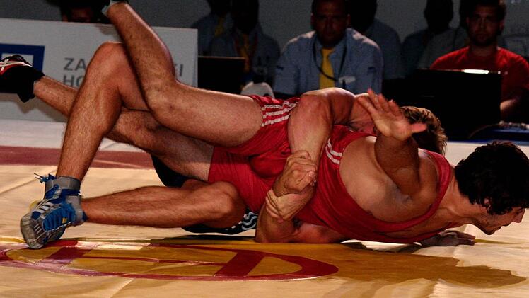 Der Lichtenfelser Hannes Wagner (hinten) setzt hier zum Durchdreher gegen en Armenier Sarkis Kochayan an. Den Kampf um die Bronzemedaille verlor das ACL-Talent allerdings mit 0:3. Foto: Jörg Richter