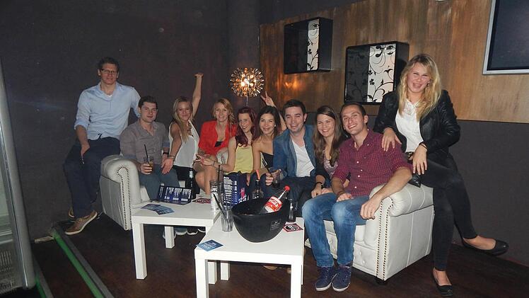 Der 26-jährige Basti aus Uehlfeld feierte in einer VIP-Lounge seinen Geburtstag mit Freunden (unten rechts).