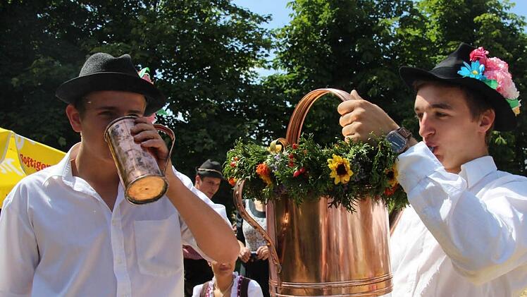 Zahlreiche schöne alte Bräuche werden bei der Kirba gepflegt. Foto: Archiv
