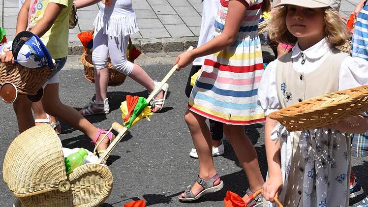 Korb statt Plastik lautete die Devise dieser Schüler der Grundschule am Markt. Foto: Ronald Rinklef