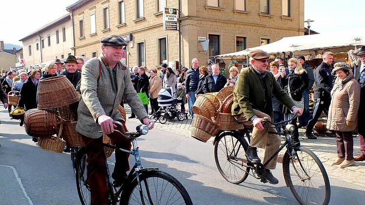 Wie in früherer Zeit die "Sander Raaser" in die Welt hinauszogen, um ihre Korbwaren zu verkaufen, demonstrierte der Radfahrverein Adler Sand.