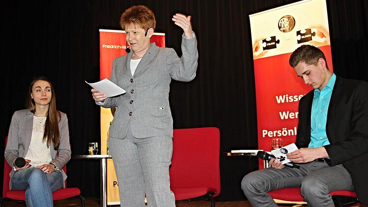 Die Vizepräsidentin des Deutschen Bundestages, Petra Pau (Die Linke) stellte sich den Fragen der beiden Moderatoren des FRG Ebern, Sophia Reinmund (links) und Simon Schleicher (rechts). Foto: Helmut Will