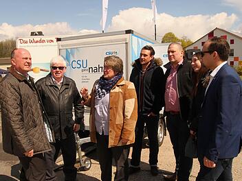 CSU-Vorsitzende Gabi Rögner (3. Von links) erläuterte mit Stadträten dem CSU-Abgeordneten Hartmut Koschyk (links) den neuen Gewerbepark in der ehemaligen Kaserne. Fotos: Günther Geiling
