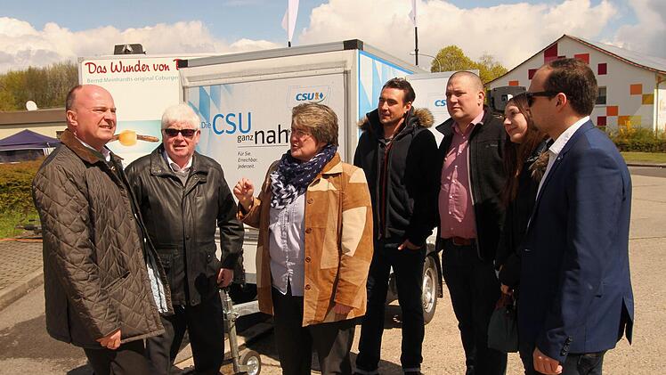 CSU-Vorsitzende Gabi Rögner (3. Von links) erläuterte mit Stadträten dem CSU-Abgeordneten Hartmut Koschyk (links) den neuen Gewerbepark in der ehemaligen Kaserne. Fotos: Günther Geiling