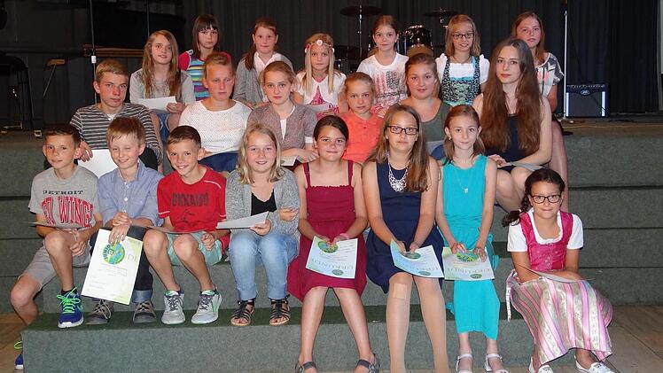 Erfolgreich das Juniorabzeichen bestanden: 37 Schüler der Musikschule Ebern legten in den vergangenen Wochen erfolgreich das Juniorabzeichen ab. Im Rahmen des Schuljahresabschlusskonzertes bekamen sie ihre Urkunden verliehen (einige Schüler fehlen wegen Abwesenheit auf dem Bild).