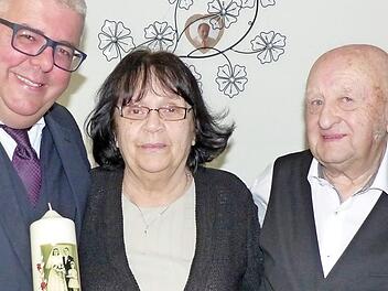 Dritter B&uuml;rgermeister Wolfgang Metzner (l.) gratuliert Auguste und Joseph St&auml;rk zur Diamantenen Hochzeit.  Foto: B&auml;rbel Meister