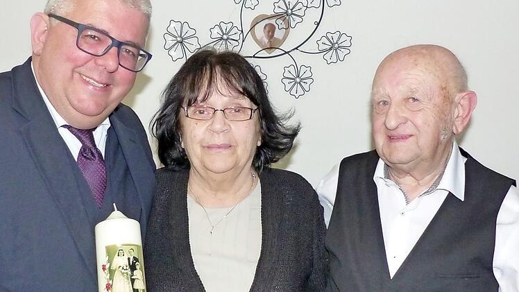 Dritter B&uuml;rgermeister Wolfgang Metzner (l.) gratuliert Auguste und Joseph St&auml;rk zur Diamantenen Hochzeit.  Foto: B&auml;rbel Meister