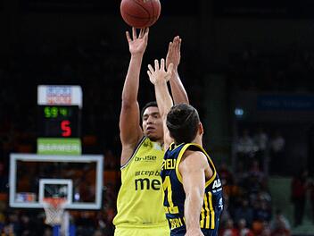 Im Pokal kamen die Bayreuther um James Robinson (links, gegen Berlins Spencer Butterfield) selten frei zum Wurf.  Foto: Peter Mularczyk