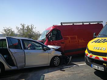 Komplett in einander verkeilt waren die beiden Unfallfahrzeuge gestern auf der B 470.  Fotos: Johanna Blum
