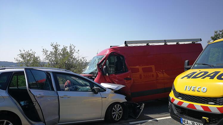 Komplett in einander verkeilt waren die beiden Unfallfahrzeuge gestern auf der B 470.  Fotos: Johanna Blum