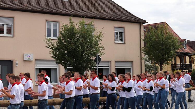 Der Baum wird von den Kerwasburschen unter Begleitung der Kapelle  "Drei-Franken-Eck" zum Festplatz gebracht.