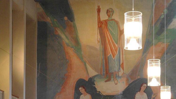 Das Splitter-Sternenkreuz hängt in der Schondraer Kirche St. Anna. Foto: Stephanie Elm