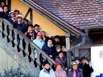 Aus Respekt vor ihren Vorgängerinnen trugen die Damen des Adelsdorfer Frauenbundes Hut. Foto: Johanna Blum