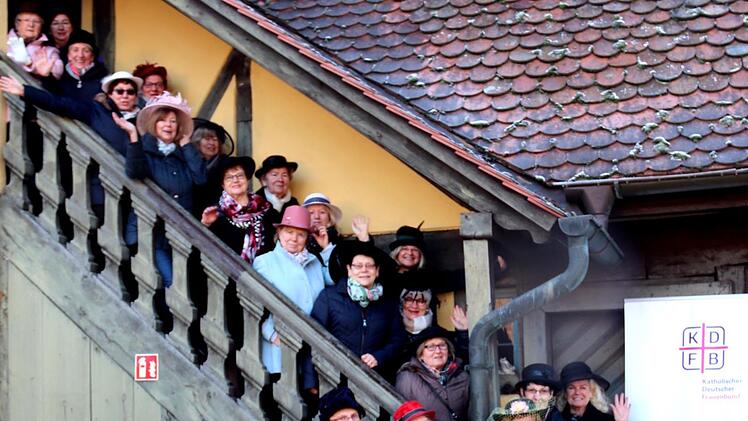 Aus Respekt vor ihren Vorgängerinnen trugen die Damen des Adelsdorfer Frauenbundes Hut. Foto: Johanna Blum
