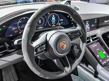 Ein 63-J&auml;hriger geriet mit seinem Porsche auf der A9 ins Schleudern - das Ergebnis: 50.000 Euro Sachschaden. Symbolfoto: Patrick Pleul/dpa