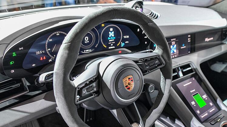 Ein 63-Jähriger geriet mit seinem Porsche auf der A9 ins Schleudern - das Ergebnis: 50.000 Euro Sachschaden. Symbolfoto: Patrick Pleul/dpa
