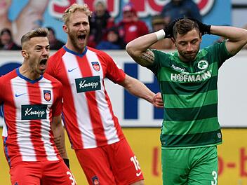 Der gebürtige Lichtenfelser im Trikot des FC Heidenheim, Niklas Dorsch (links), und Teamkollege Sebastian Griesbeck jubeln, nachdem der Fürther Maximilian Wittek einen Strafstoß verschoss. Heidenheim gewann mit 1:0.  Foto: Stefan Puchner/dpa
