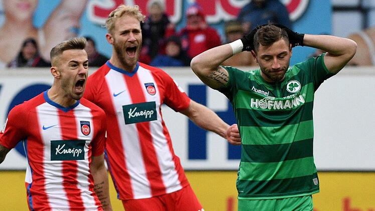 Der gebürtige Lichtenfelser im Trikot des FC Heidenheim, Niklas Dorsch (links), und Teamkollege Sebastian Griesbeck jubeln, nachdem der Fürther Maximilian Wittek einen Strafstoß verschoss. Heidenheim gewann mit 1:0.  Foto: Stefan Puchner/dpa