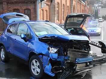 Bei einem Unfall in Coburg wurden zwei Personen leicht verletzt, an den beiden Fahrzeugen entstand Totalschaden. Foto: Michael Stelzner