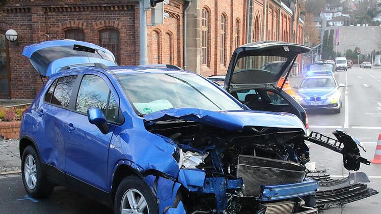 Bei einem Unfall in Coburg wurden zwei Personen leicht verletzt, an den beiden Fahrzeugen entstand Totalschaden. Foto: Michael Stelzner