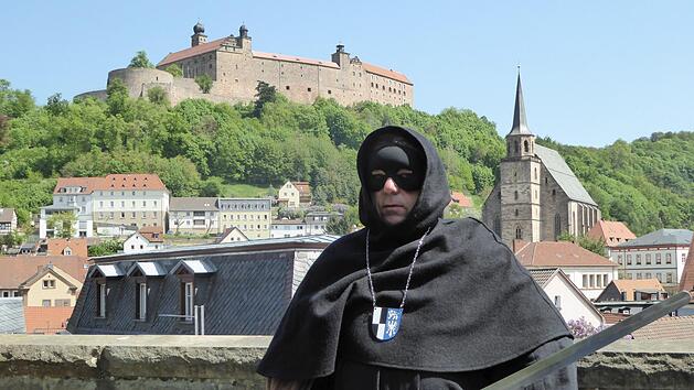 Hermann M&uuml;ller schl&uuml;pft als Stadtf&uuml;hrer in die Rolle des Kulmbacher Henkers. Das Kost&uuml;m ist nicht authentisch, passt aber zu den Vorstellungen, die man heute von einem Henker hat. Die Maske &uuml;ber den Augen soll vor dem b&ouml;sen Blick sch&uuml;tzen. Foto: Archiv/Stadt Kulmbach