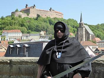 Hermann Müller schlüpft als Stadtführer in die Rolle des Kulmbacher Henkers. Das Kostüm ist nicht authentisch, passt aber zu den Vorstellungen, die man heute von einem Henker hat. Die Maske über den Augen soll vor dem bösen Blick schützen. Foto: Archiv/Stadt Kulmbach
