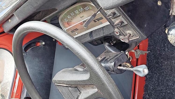 Das Innere des Citroën 2CV, auch das Cockpit, war sehr spartanisch. Als Extra verfügt die "Wildenauer-Ente" nur über einen hinten außen angebrachten Kofferhalter.