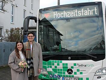 Romantische Busfahrt in Fürth: Hochzeit beginnt, wo einst alles begann
