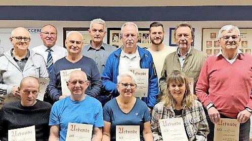 Hinterste Reihe von links: 1. Vorsitzender Gerhard Wagner, 2. Vorsitzender G&uuml;nther S&ouml;rgel und 3. Vorsitzender Enrico Fagone mit den geehrten Mitgliedern