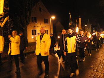 Ein Fackelzug durch den Ort kündete vom Ehrungsabend. Fotos: Johanna Blum