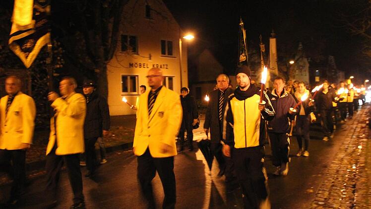 Ein Fackelzug durch den Ort kündete vom Ehrungsabend. Fotos: Johanna Blum