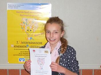 Stolz präsentiert Leonie Grewen ihre Urkunde als Mathematik-Kreissieger. Sie löste souverän Knobel-, Logik- und anspruchsvolle Rechenaufgaben. Foto: Schule