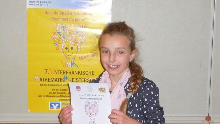 Stolz präsentiert Leonie Grewen ihre Urkunde als Mathematik-Kreissieger. Sie löste souverän Knobel-, Logik- und anspruchsvolle Rechenaufgaben. Foto: Schule